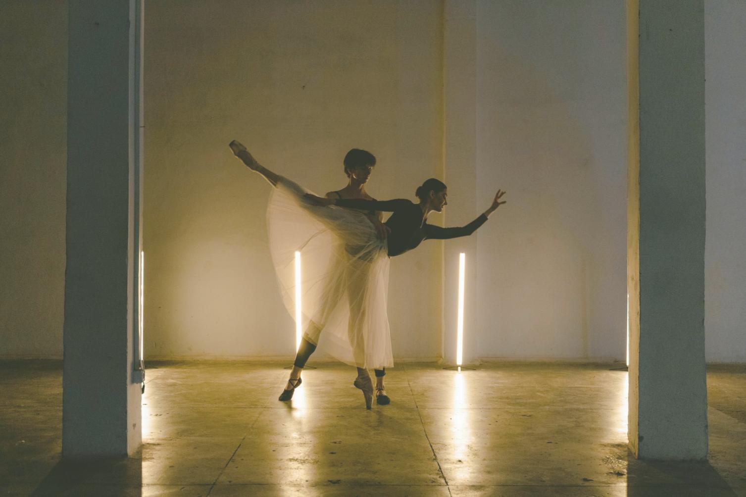 Coppia di danzatori durante una lezione di tango argentino in sala prove