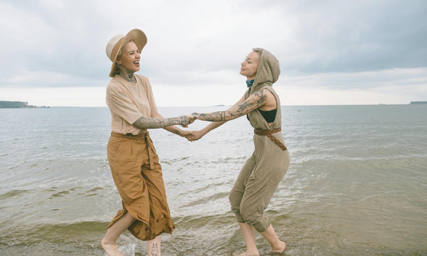 Sala da ballo principale con pavimenti in legno e specchi