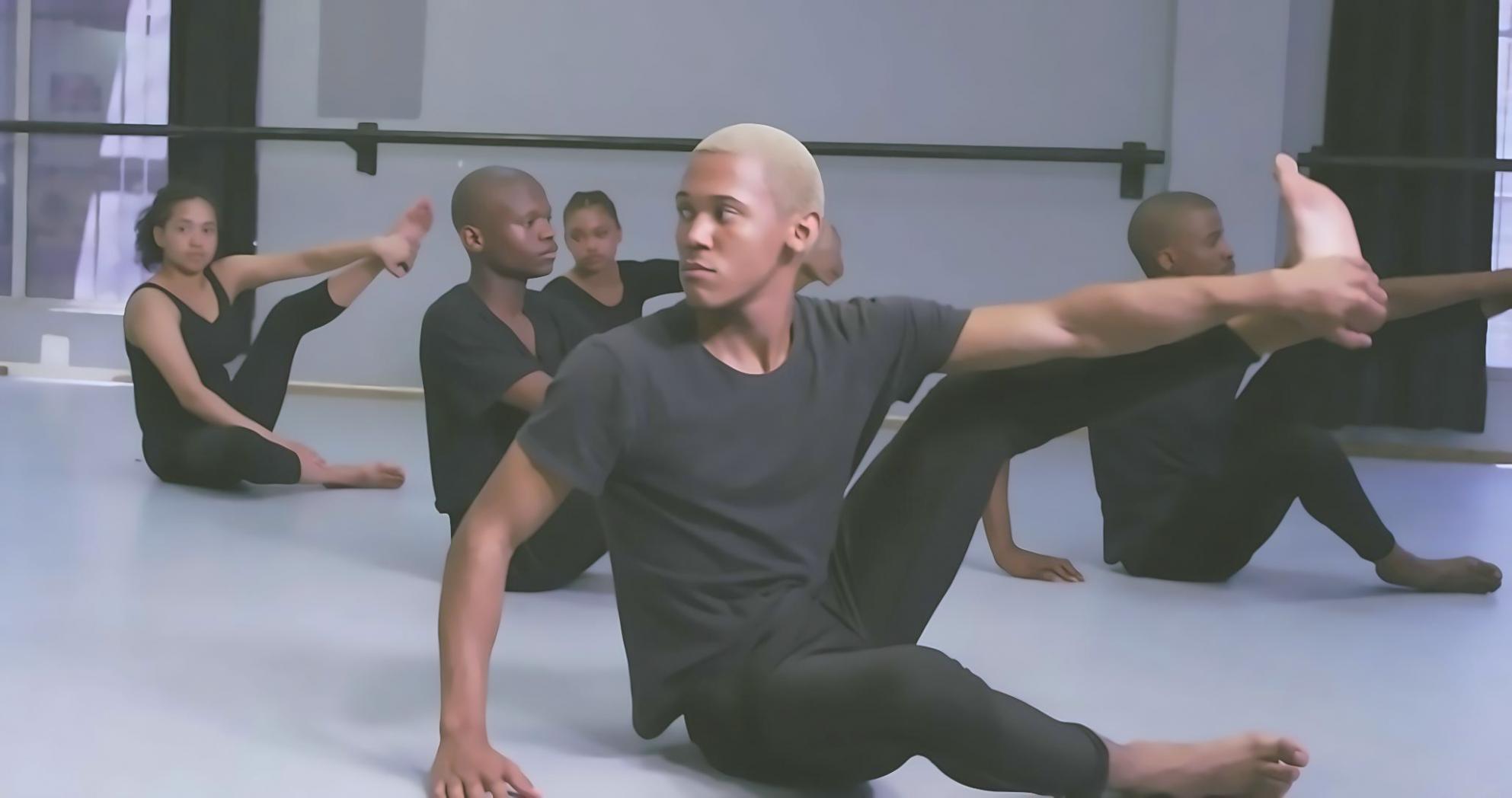 Ambiente di studio con materiali didattici per l'apprendimento della danza